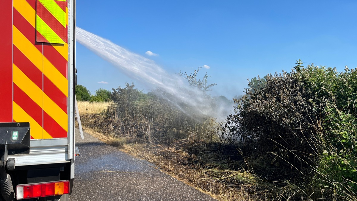 FW Moers: Zwei PKW brennen auf Supermarkt-Parkplatz - Foto: presseportal.de