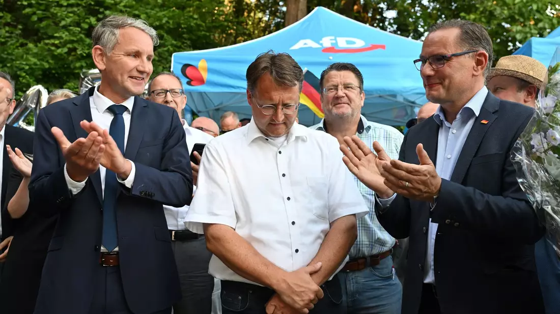 Björn Höcke, Vorsitzender der AfD Thüringen (l) und Tino Chrupalla, AfD-Bundesvorsitzender (r) gratulieren dem Wahlsieger Robert Sesselmann (AfD,M). - Bild: Martin Schutt/dpa