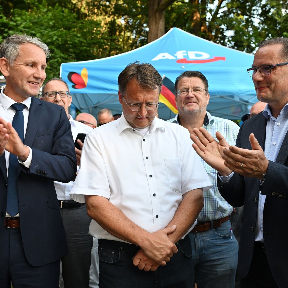 Björn Höcke, Vorsitzender der AfD Thüringen (l) und Tino Chrupalla, AfD-Bundesvorsitzender (r) gratulieren dem Wahlsieger Robert Sesselmann (AfD,M). - Foto: Martin Schutt/dpa