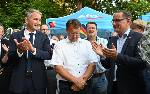 Björn Höcke, Vorsitzender der AfD Thüringen (l) und Tino Chrupalla, AfD-Bundesvorsitzender (r) gratulieren dem Wahlsieger Robert Sesselmann (AfD,M). - Foto: Martin Schutt/dpa