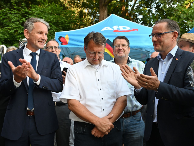 Björn Höcke, Vorsitzender der AfD Thüringen (l) und Tino Chrupalla, AfD-Bundesvorsitzender (r) gratulieren dem Wahlsieger Robert Sesselmann (AfD,M). - Foto: Martin Schutt/dpa