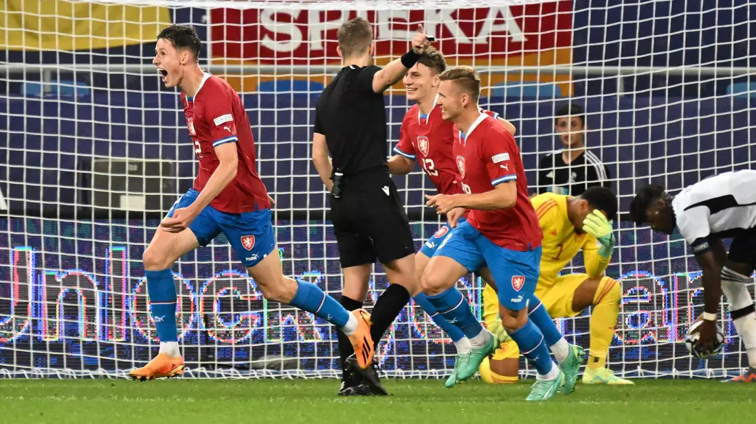 Tschechiens Martin Vitik (l) bejubelt sein Tor zum 2:1 gegen die deutsche U21-Nationalmannschaft. - Bild: Sebastian Kahnert/dpa