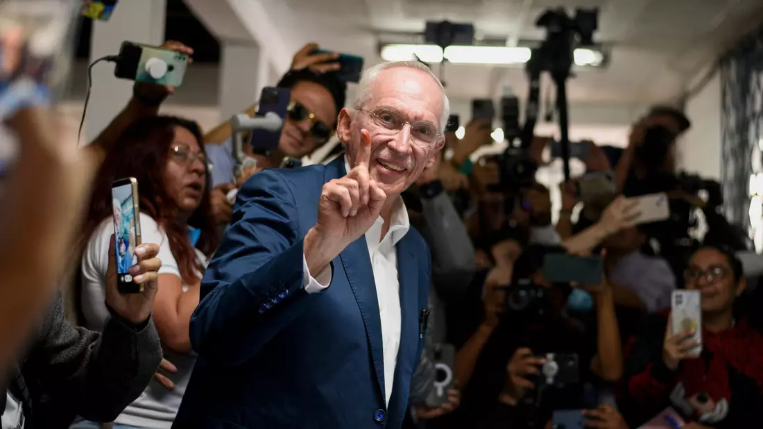 Edmond Mulet, Präsidentschaftskandidat der Partei Cabal, zeigt nach der Stimmabgabe seinen eingefärbten Finger. - Bild: Wilder Lopez/AP/dpa