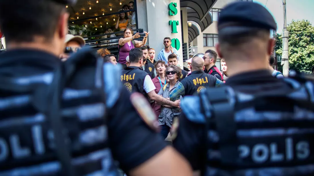 Polizisten blockieren Demonstranten während der Pride-Parade in Istanbul. - Bild: Emrah Gurel/AP/dpa