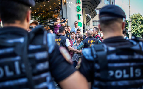 Polizisten blockieren Demonstranten während der Pride-Parade in Istanbul. - Foto: Emrah Gurel/AP/dpa Polizisten blockieren Demonstranten während der Pride-Parade in Istanbul. - Foto: Emrah Gurel/AP/dpa