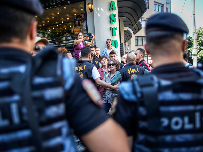 Polizisten blockieren Demonstranten während der Pride-Parade in Istanbul. - Foto: Emrah Gurel/AP/dpa