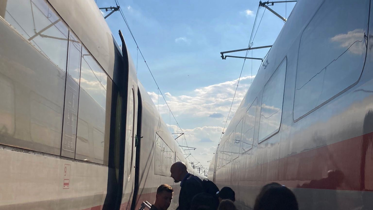 Ein ICE wird auf offener Strecke evakuiert, indem die Fahrgäste in einen anderen Zug umsteigen. - Foto: Larissa Frey/dpa