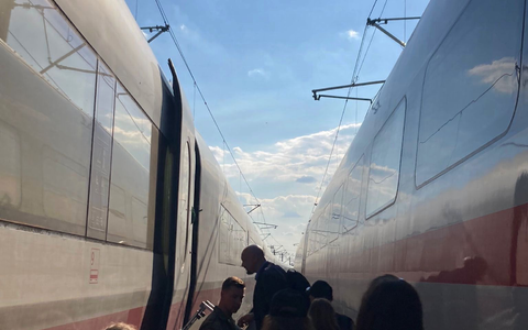 Ein ICE wird auf offener Strecke evakuiert, indem die Fahrgäste in einen anderen Zug umsteigen. - Foto: Larissa Frey/dpa