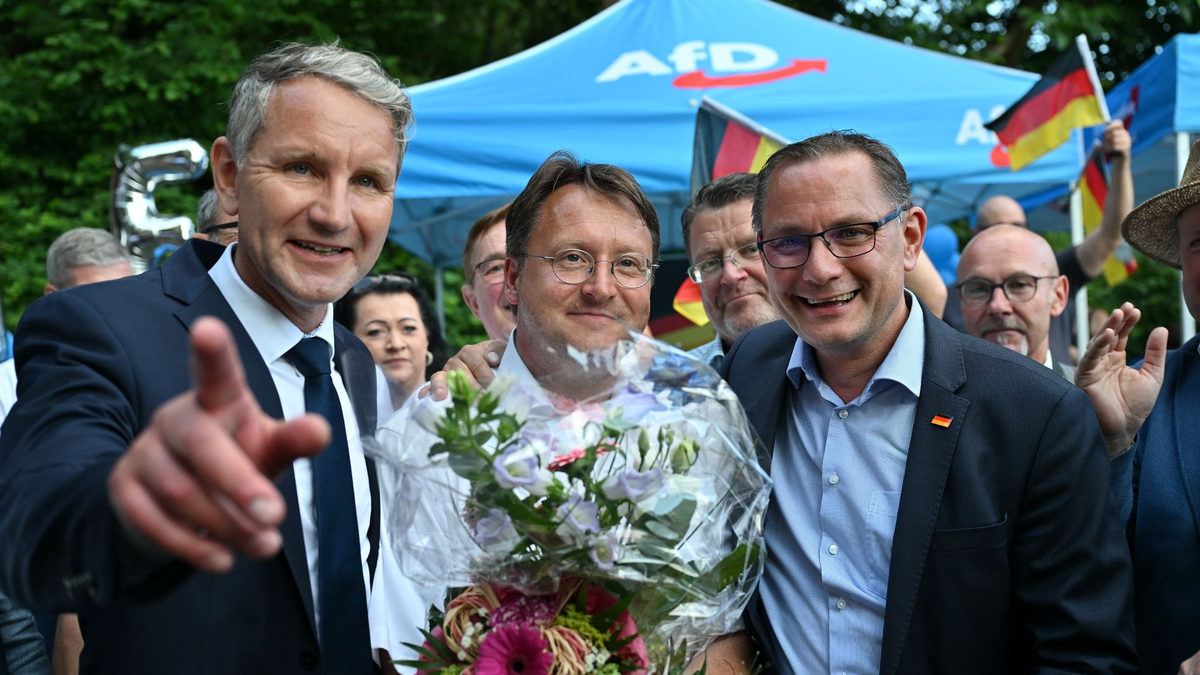 Björn Höcke (l), Vorsitzender der AfD Thüringen und Tino Chrupalla, AfD-Bundesvorsitzender (r) gratulieren Robert Sesselmann. - Foto: Martin Schutt/dpa