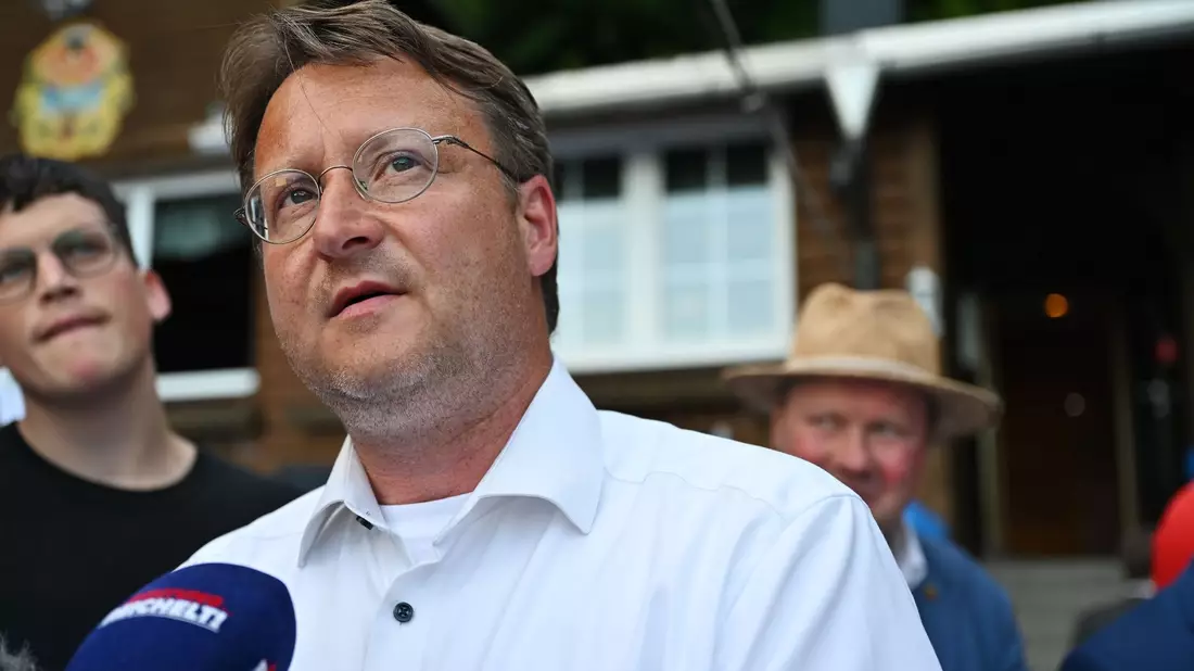 Robert Sesselmann (AfD) ist der Wahlsieger in Sonneberg. - Bild: Martin Schutt/dpa