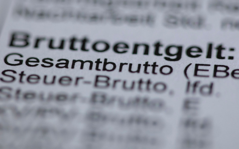 Der Posten Gesamtbrutto ist auf einer Lohnabrechnung zu sehen. - Foto: Jens Büttner/dpa-Zentralbild/dpa