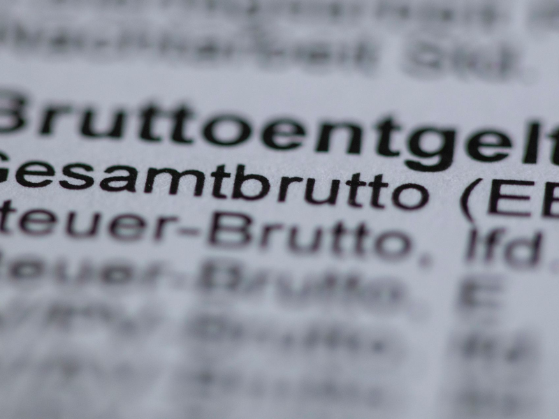 Der Posten Gesamtbrutto ist auf einer Lohnabrechnung zu sehen. - Foto: Jens Büttner/dpa-Zentralbild/dpa