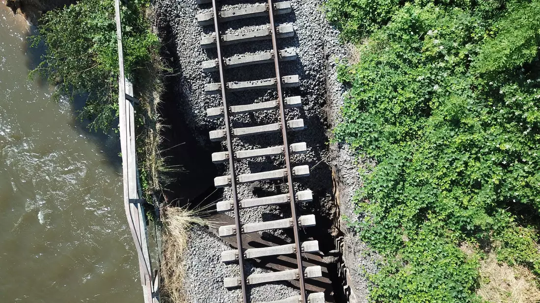 Die Deutsche Bahn erarbeitet ein Konzept, wie die abgesackte Brücke abgerissen werden kann. - Bild: ---/Stadt Dinslaken/dpa