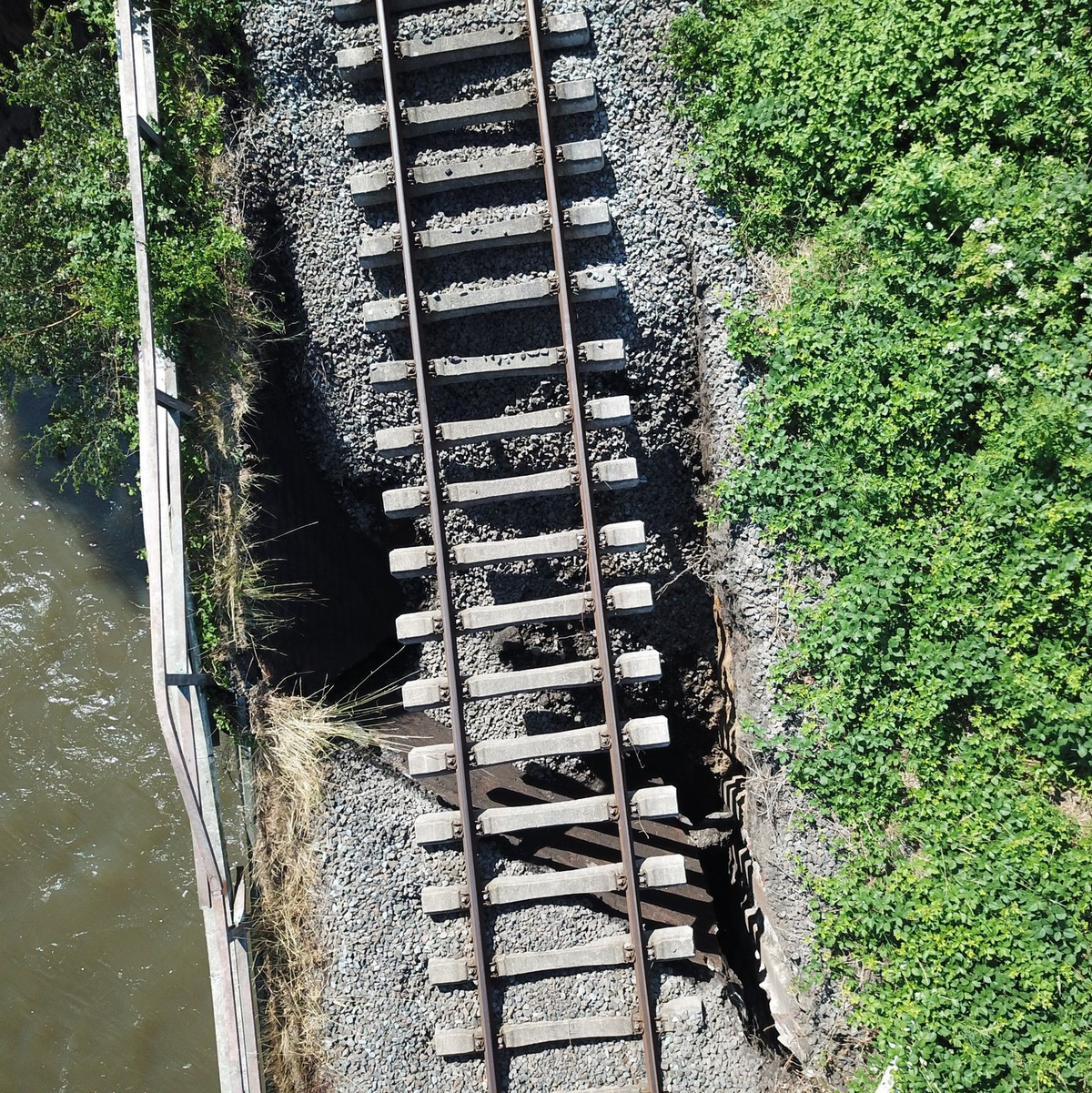 Die Deutsche Bahn erarbeitet ein Konzept, wie die abgesackte Brücke abgerissen werden kann. - Foto: ---/Stadt Dinslaken/dpa