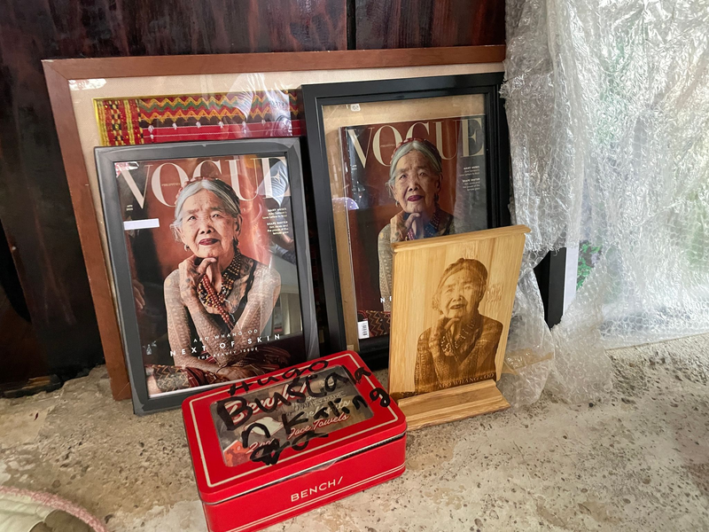 Maria Oggay neben ihren Großnichten Elyang Wigan (r), Grace Palicas (l) und ihrer Urgroßnichte Zoey. - Foto: Girlie Linao/dpa