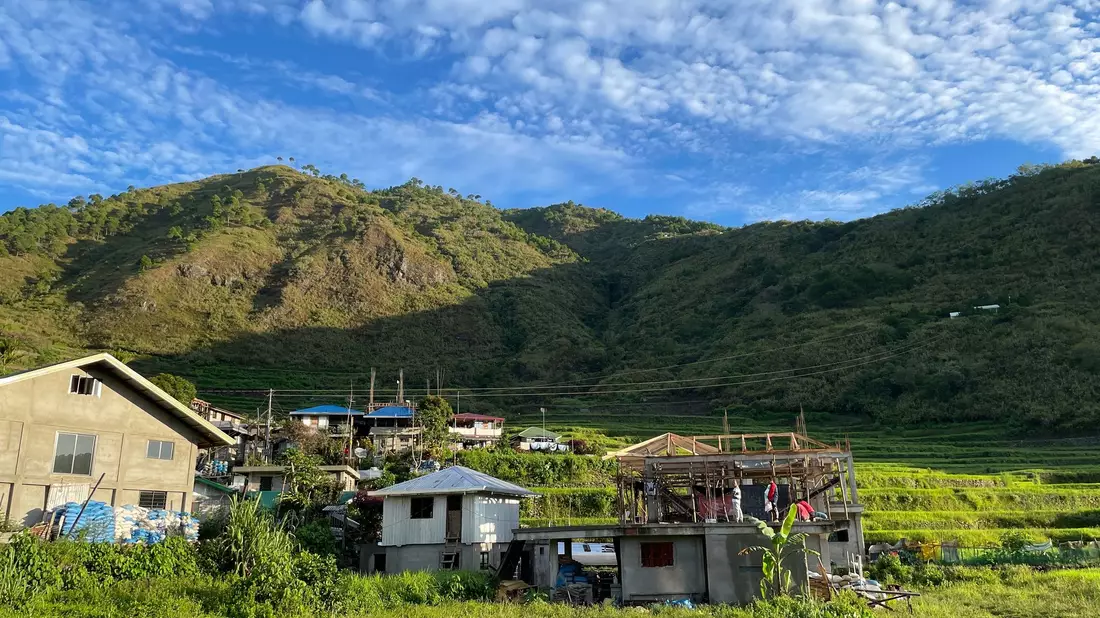 Das Berg- und Heimatdorf von Maria Oggay auf den Philippinen. Dort kommen mittlerweile viele Touristinnen und Tourstinen hin - für ein Tattoo. - Bild: Girlie Linao/dpa