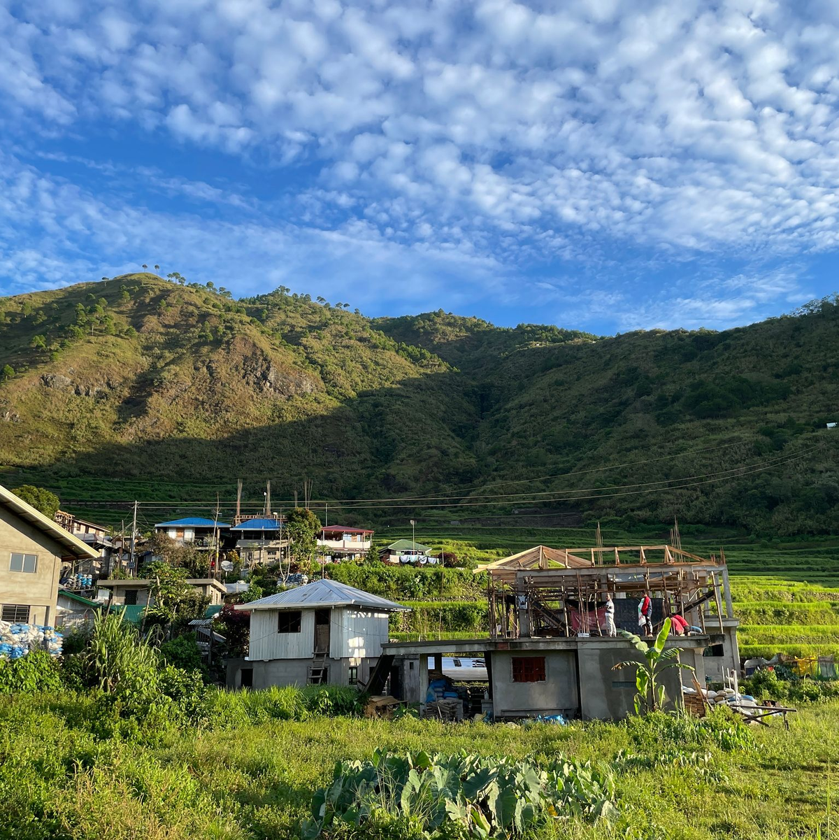 Das Berg- und Heimatdorf von Maria Oggay auf den Philippinen. Dort kommen mittlerweile viele Touristinnen und Tourstinen hin - für ein Tattoo. - Foto: Girlie Linao/dpa