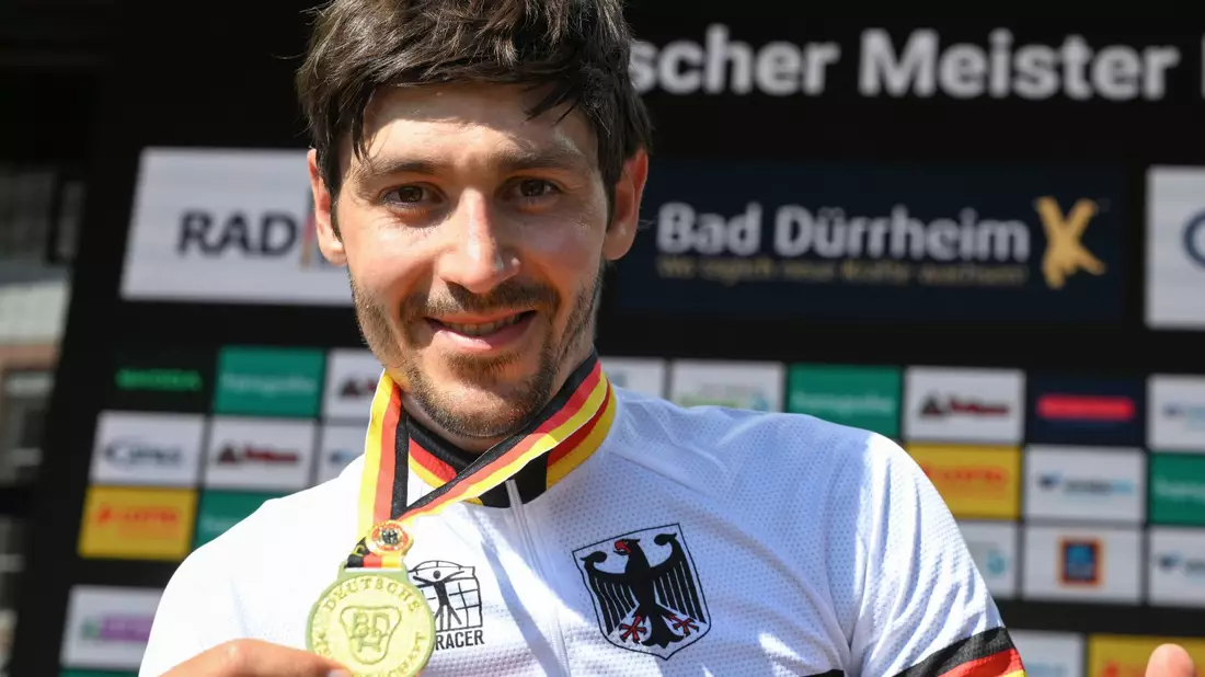 Fährt im Meistertrikot zur Tour: Emanuel Buchmann. - Bild: Bernd Weißbrod/dpa