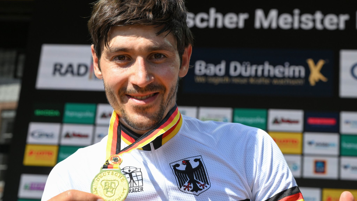 Fährt im Meistertrikot zur Tour: Emanuel Buchmann. - Foto: Bernd Weißbrod/dpa