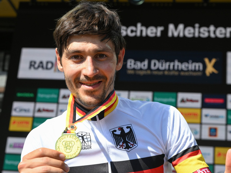 Fährt im Meistertrikot zur Tour: Emanuel Buchmann. - Foto: Bernd Weißbrod/dpa