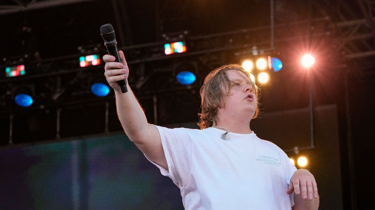 Lewis Capaldi bittet seine Fans auf dem Glastonbury Festival um Unterstützung: «Ich möchte nur, dass ihr alle so laut mitsingt, wie ihr könnt, wenn das in Ordnung ist?» - Foto: Scott Garfitt/Invision/AP/dpa