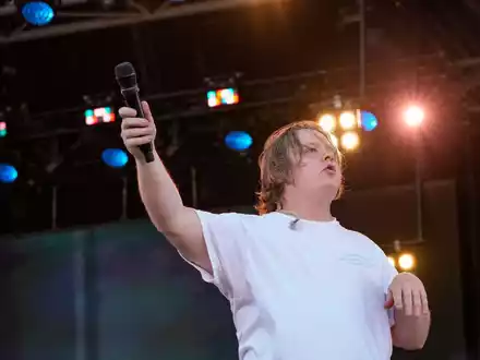 Lewis Capaldi beim Glastonbury Festival. Der Schotte hatte Stimmprobleme - da sprang das Publikum für ihn ein. - Foto: Scott Garfitt/Invision/AP/dpa