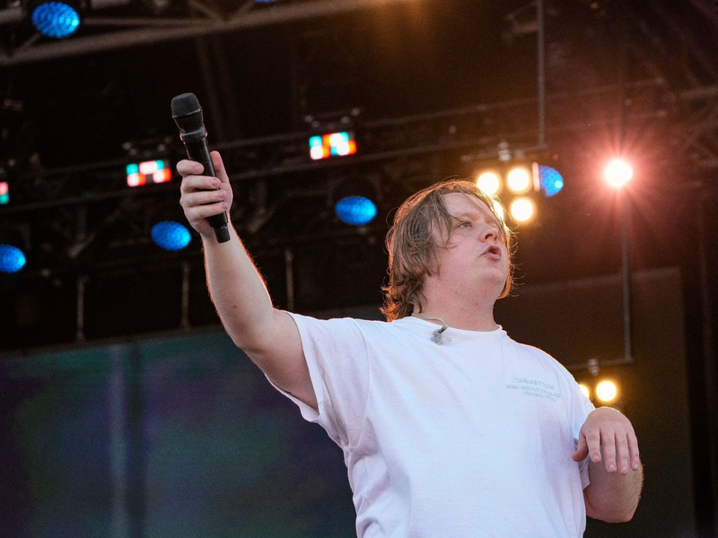 Lewis Capaldi bittet seine Fans auf dem Glastonbury Festival um Unterstützung: «Ich möchte nur, dass ihr alle so laut mitsingt, wie ihr könnt, wenn das in Ordnung ist?» - Foto: Scott Garfitt/Invision/AP/dpa
