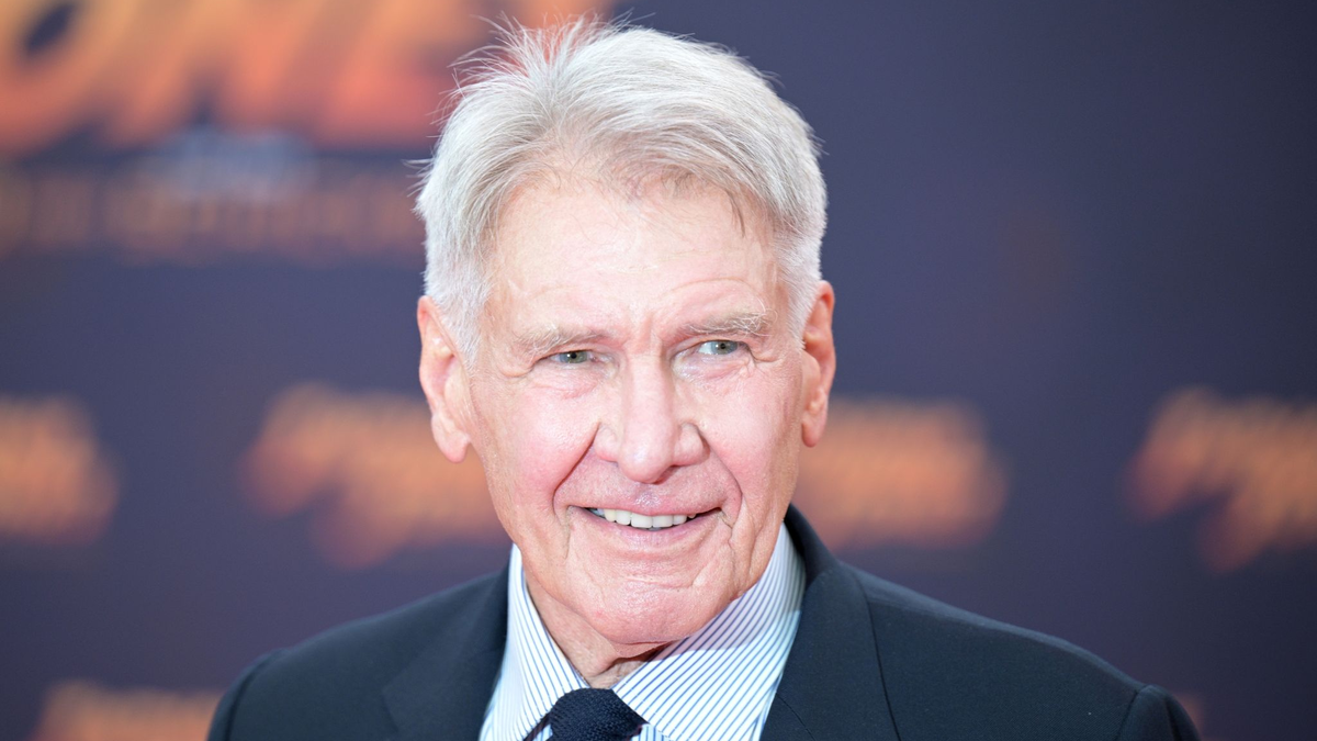 Schauspieler Harrison Ford steht auf dem roten Teppich bei der Deutschlandpremiere des Films «Indiana Jones und das Rad des Schicksals» im Zoo Palast in Berlin. - Foto: Hannes Albert/dpa