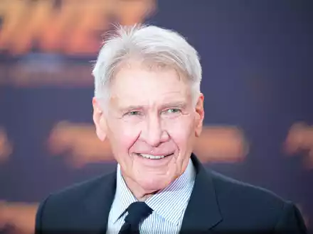 Harrison Ford singt seinen Basilikumpflanzen Schlaflieder vor, damit sie vor der Nacht keine Angst haben. - Foto: Hannes Albert/dpa