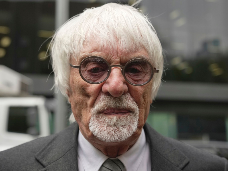 Kritisiert seine Nachfolger: Ex-Formel-1-Boss Bernie Ecclestone. - Foto: Kin Cheung/AP/dpa