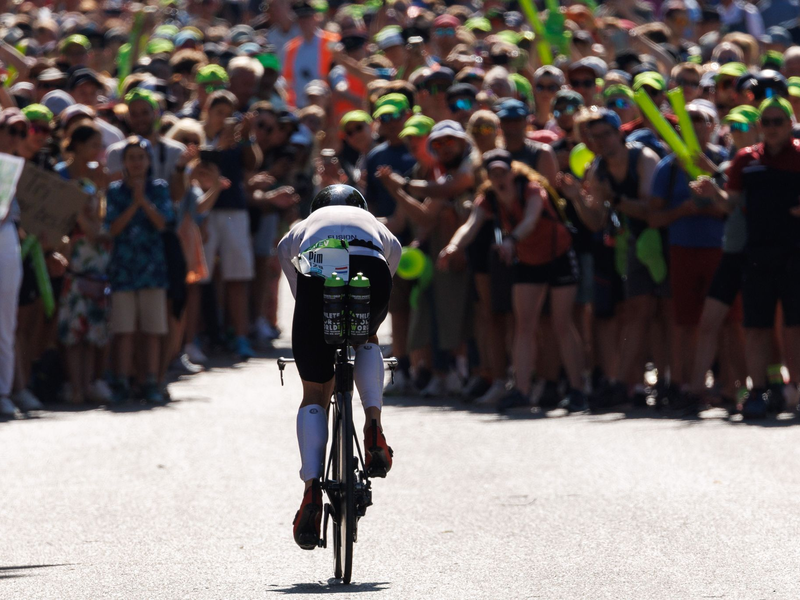 Pim Van Diemen, Triathlet aus den Niederlanden, fährt beim Datev Challenge Roth während der Radetappe am Solarer Berg. - Foto: Daniel Karmann/dpa
