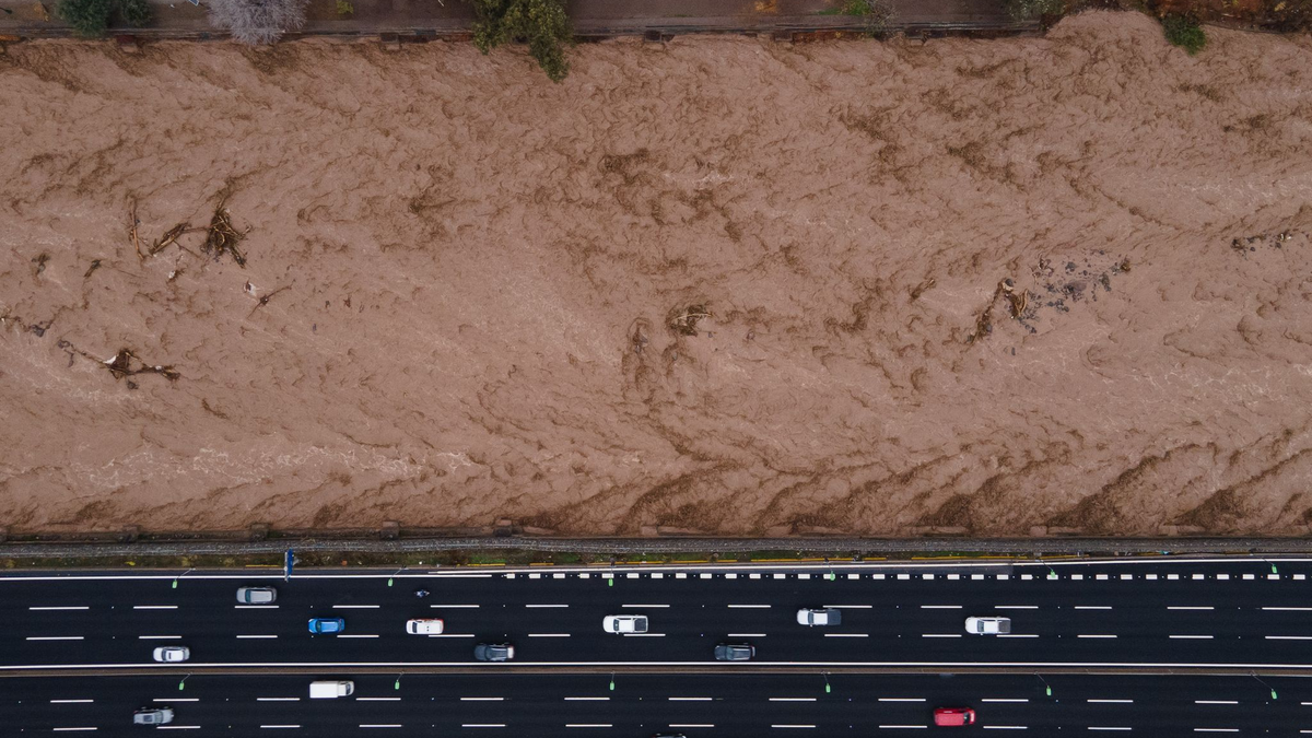 Luftaufnahme des Mapocho-Flusses in Chile voller Wasser und mit starker Strömung, inmitten eines intensiven Regens. - Foto: Matias Basualdo/ZUMA Press Wire/dpa