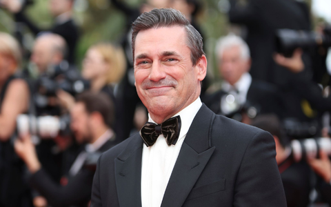 Jon Hamm bei der Ankunft zur Premiere des Films Top Gun: Maverick' bei den 75. Internationalen Filmfestspielen von Cannes. - Foto: Vianney Le Caer/Invision/AP/dpa