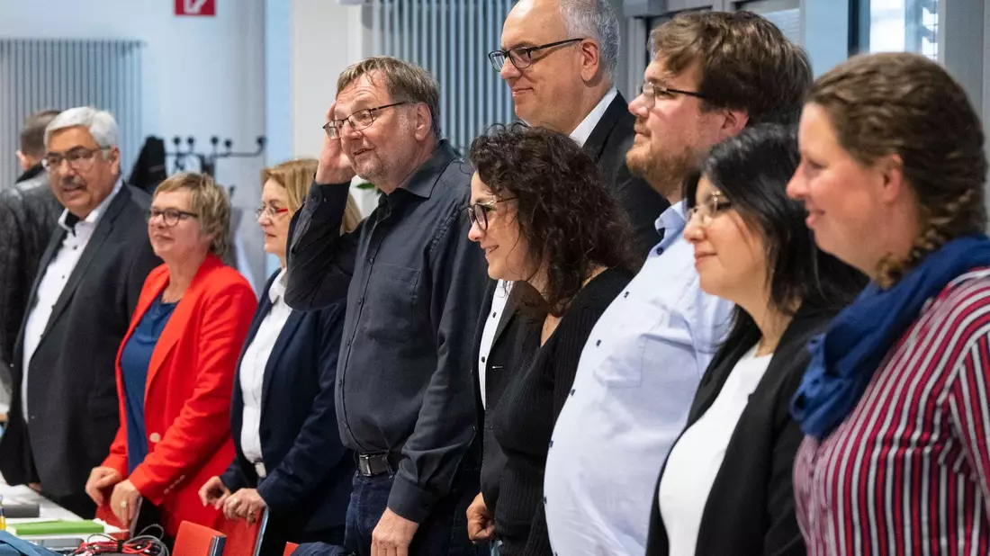 Andreas Bovenschulte (M) - hier umgeben von weiteren Politikerinnen und Politikern - bleibt der Bürgermeister von Bremen. - Bild: Philip Dulian/dpa