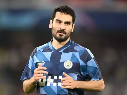 Wird die DFB-Elf beim Heimturnier mit der offiziellen UEFA-Binde aufs Spielfeld führen: Ilkay Gündogan. - Foto: Robert Michael/dpa