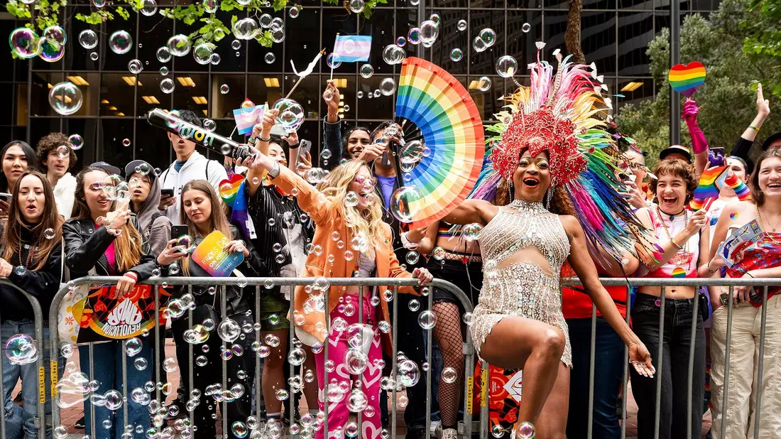 Menschen feiern bei der jährlichen San Francisco Pride Parade. - Bild: Noah Berger/AP/dpa
