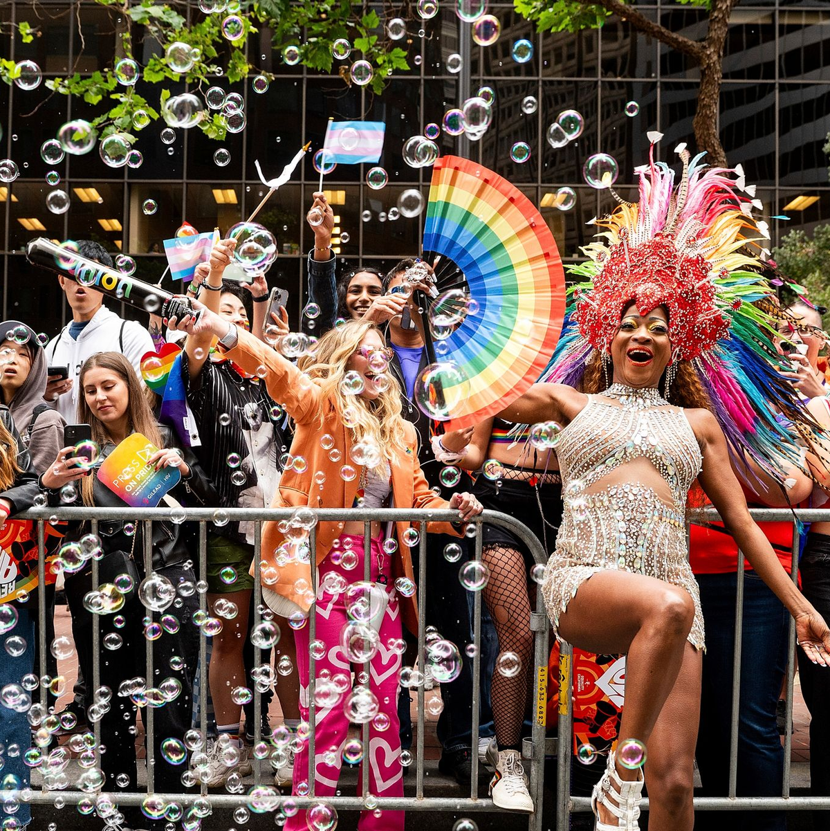 Menschen feiern bei der jährlichen San Francisco Pride Parade. - Foto: Noah Berger/AP/dpa