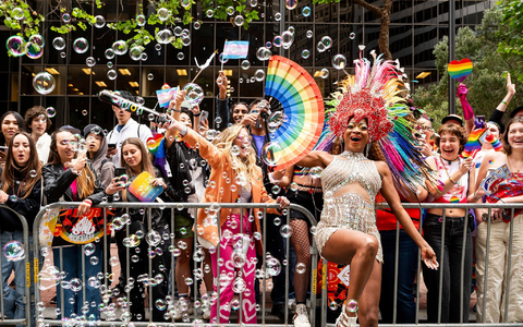 Menschen feiern bei der jährlichen San Francisco Pride Parade. - Foto: Noah Berger/AP/dpa