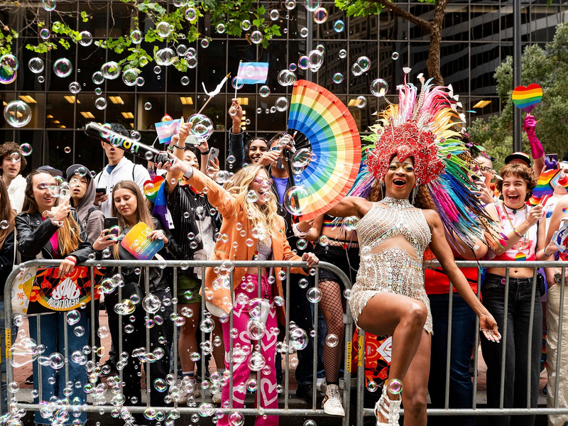 Menschen feiern bei der jährlichen San Francisco Pride Parade. - Foto: Noah Berger/AP/dpa