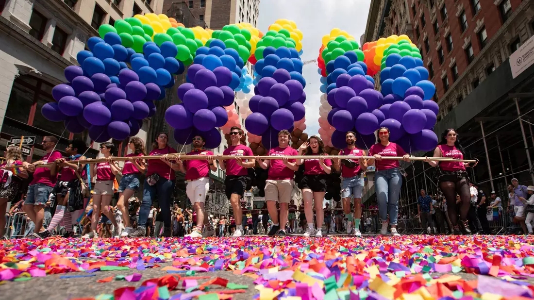 Konfetti-Regen bei der NYC Pride Parade. - Bild: Eduardo Munoz Alvarez/AP/dpa