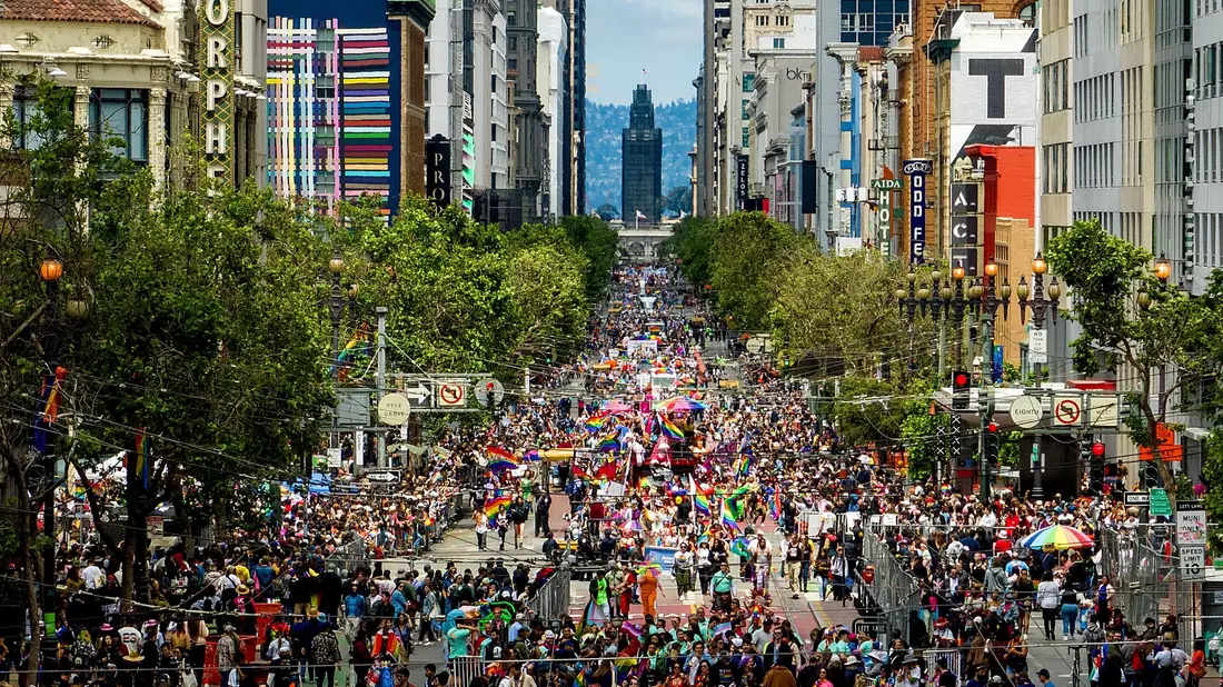 Zahlreiche Menschen feiern auf der Market Street bei der Pride Parade in San Francisco. - Bild: Noah Berger/FR34727 AP/AP