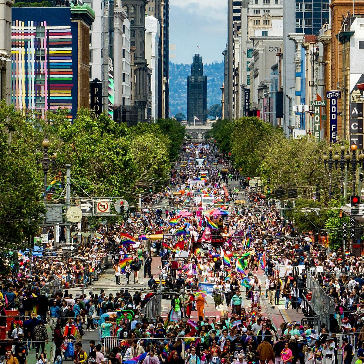 Zahlreiche Menschen feiern auf der Market Street bei der Pride Parade in San Francisco. - Foto: Noah Berger/FR34727 AP/AP