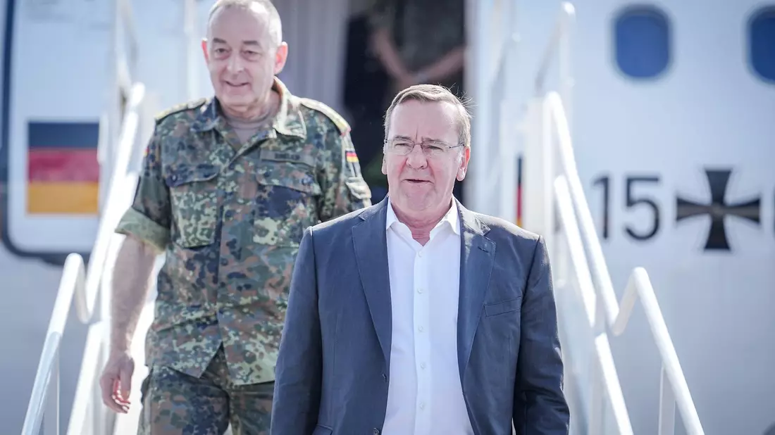 Verteidigungsminister Boris Pistorius (r, SPD) und Carsten Breuer, Generalinspekteur der Bundeswehr, kommen auf dem Flughafen in Vilnius an. - Bild: Kay Nietfeld/dpa