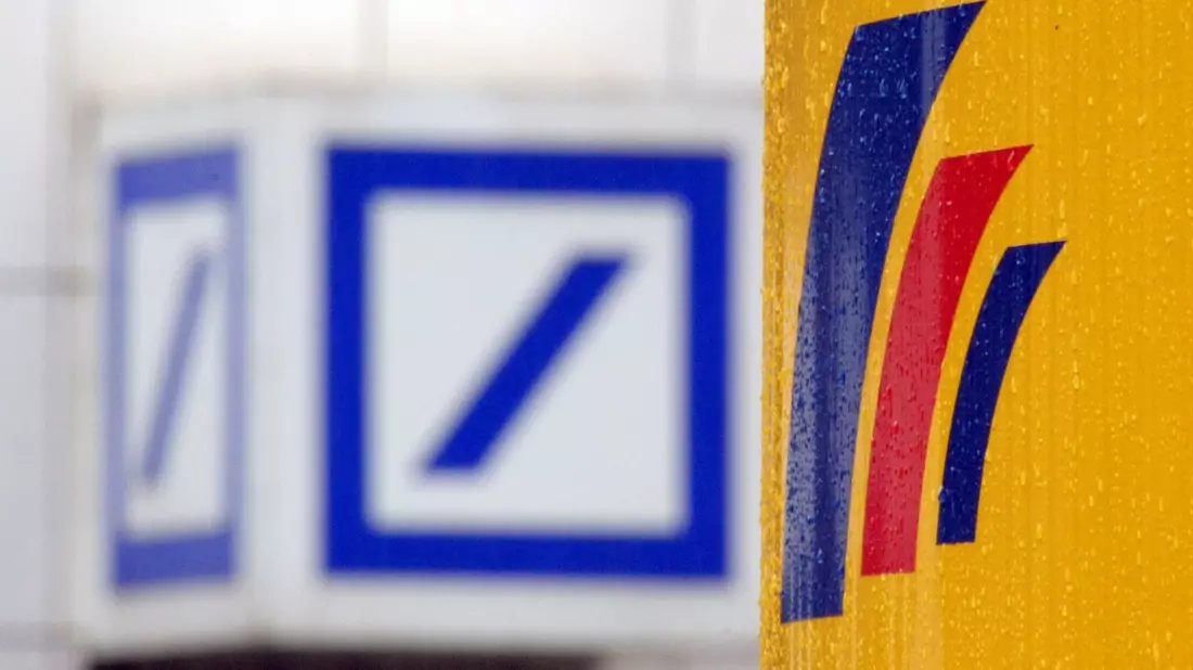 Die Deutschen Bank plant die Schließung von fast der Hälfte der Postbank-Filialen. - Bild: Federico Gambarini/dpa