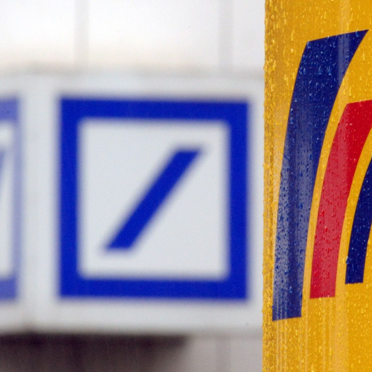 Die Deutschen Bank plant die Schließung von fast der Hälfte der Postbank-Filialen. - Foto: Federico Gambarini/dpa