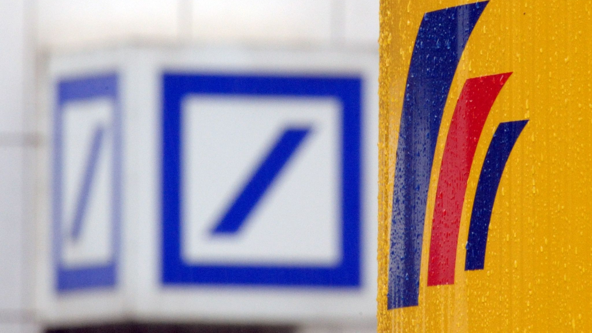 Das Logo der Deutschen Bank (l) und der  Postbank. - Foto: Federico Gambarini/dpa