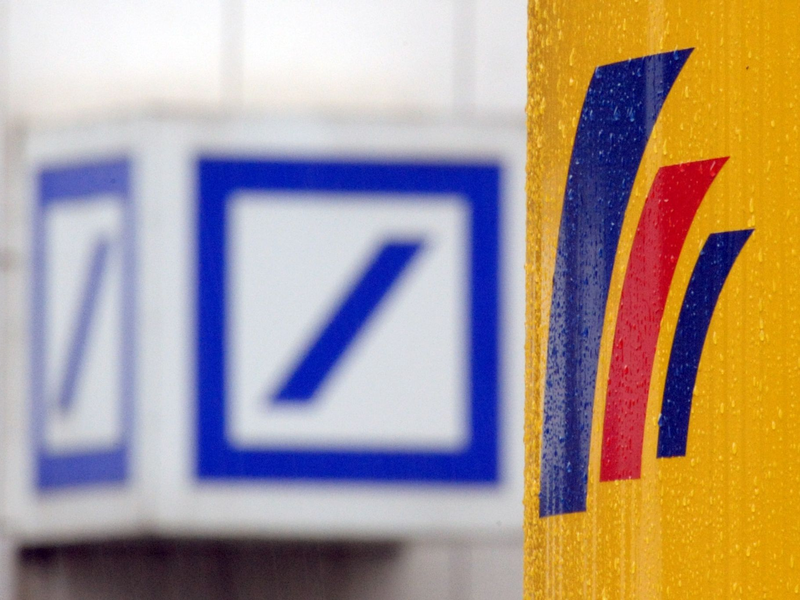 Das Logo der Deutschen Bank (l) und der  Postbank. - Foto: Federico Gambarini/dpa
