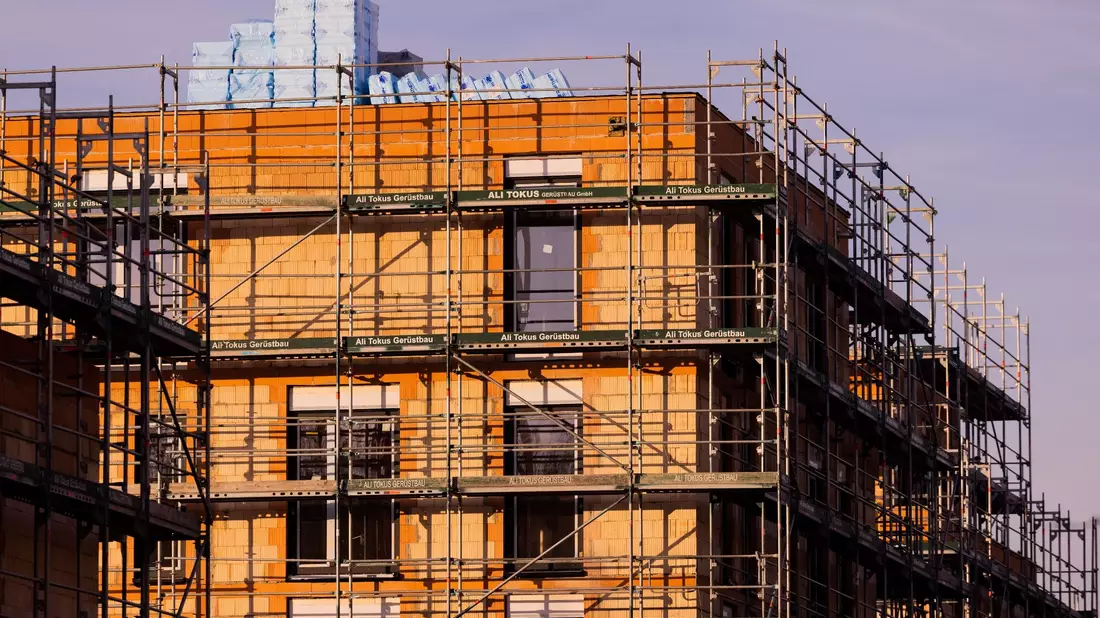 Die Auftragslage im Wohnungsbau wird immer schlechter,  so manches Projekt auf Eis gelegt. - Bild: Rolf Vennenbernd/dpa