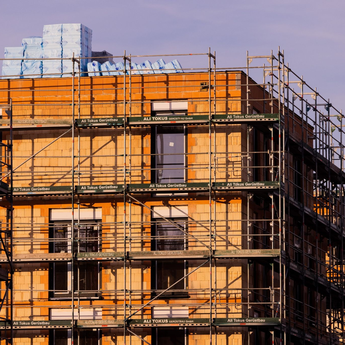 Auf dem Bau arbeiten traditionell viele Ungelernte. - Foto: Rolf Vennenbernd/dpa