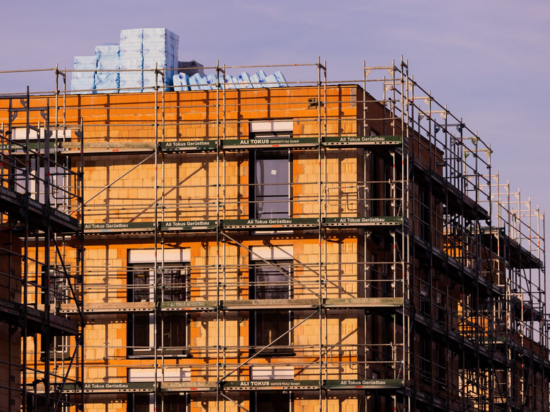 Im Januar wurde der Bau von 16.800 Wohnungen bewilligt - 5200 Genehmigungen weniger als ein Jahr zuvor. - Foto: Rolf Vennenbernd/dpa